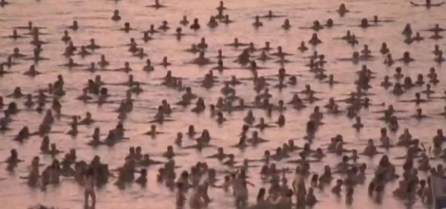 Thousands strip naked for the Dead Sea diminishing water level awareness