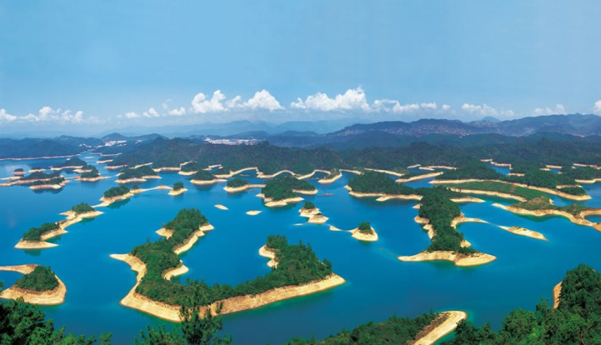 Thousand Island Lake (Qiandao Lake) in China hides a lost underwater city
